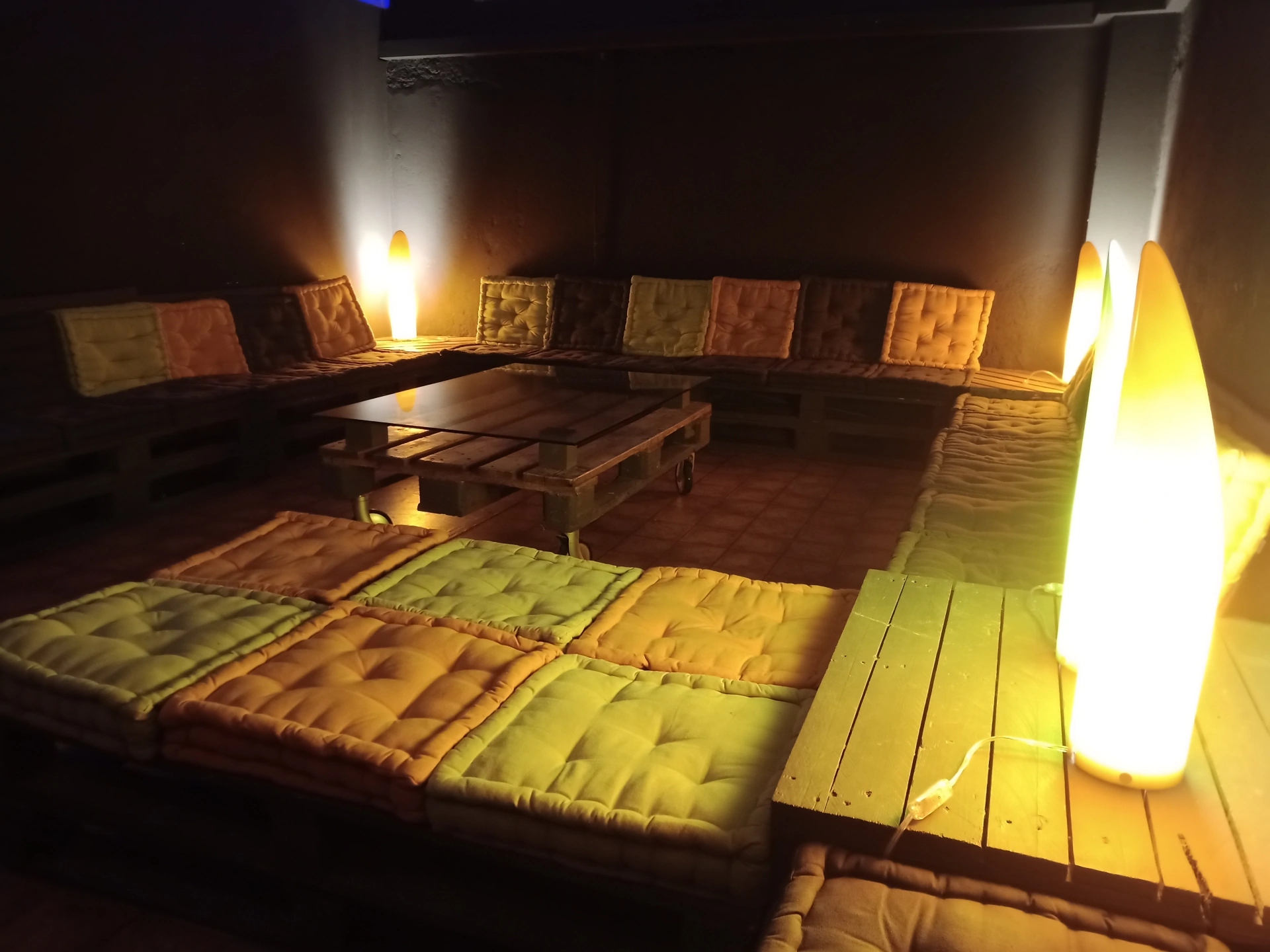 Sala per feste di compleanno private a Milano: allestimento relax con divani e luci calde.